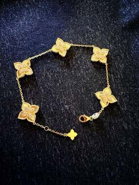 18kt Yellow Gold Bracelet Five Flower Motifs 
Brand New